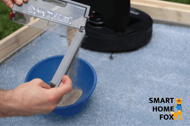 Мобильный контейнер для мусора Ecovacs Deebot OZMO 950 опорожняется вручную.